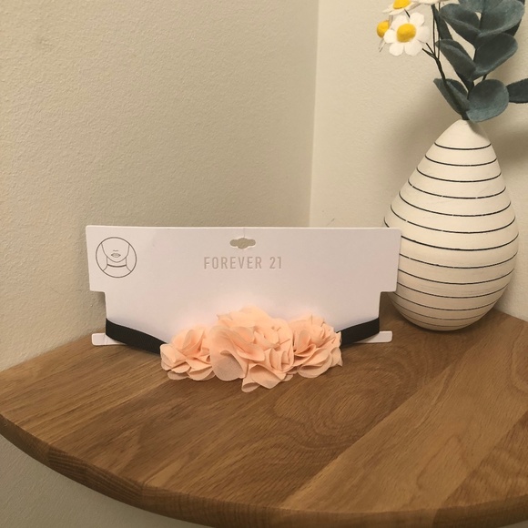 Forever 21 Flower Choker - Picture 1 of 4